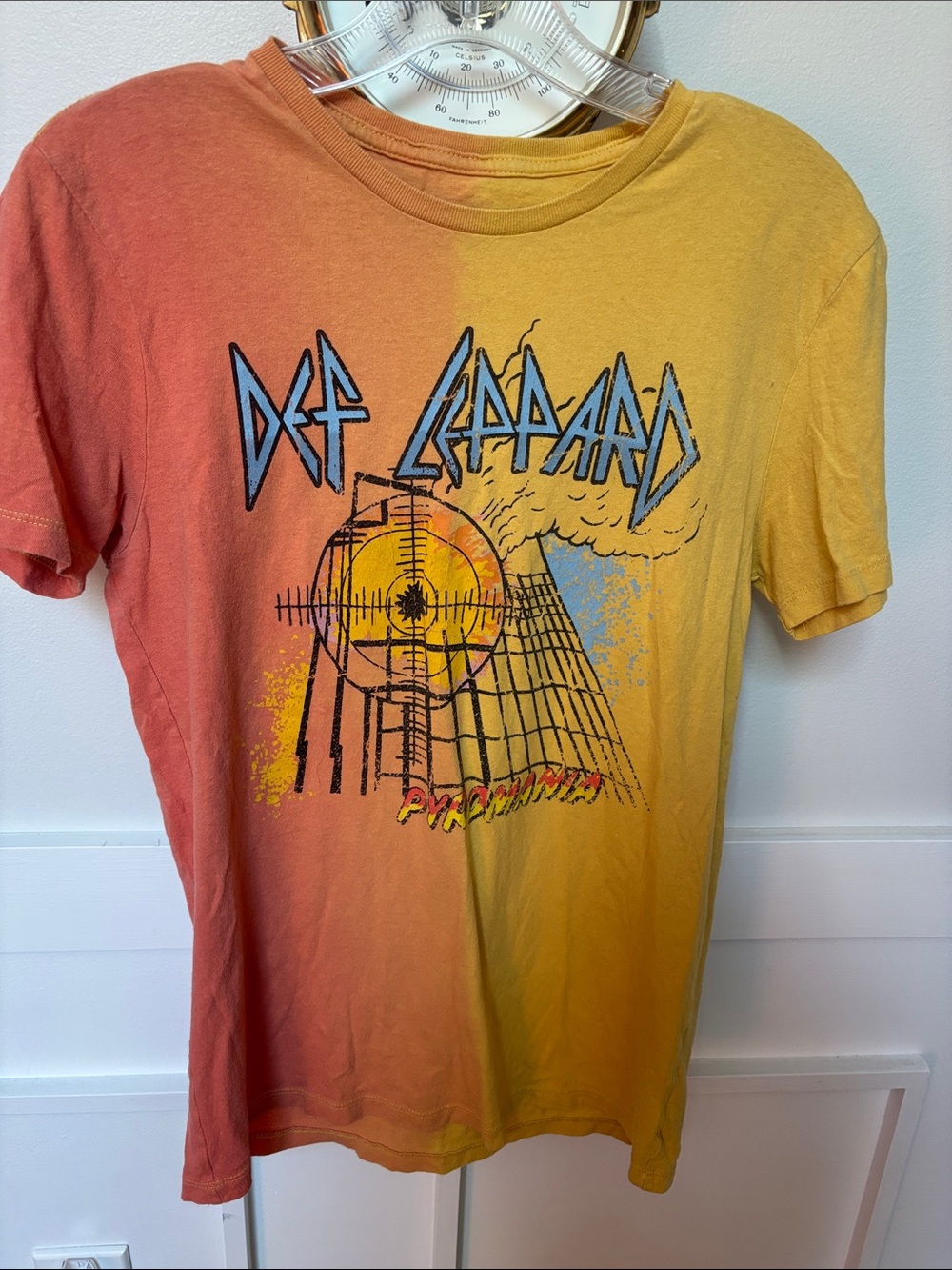 Def Leppard Pyromania Mens Medium 80s Photograph Rock of Ages Dip-Dye Tee